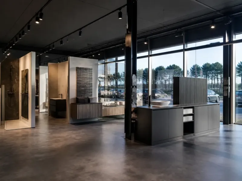 Showroom en façade d’un bâtiment d’activité, éclairage sur rails et grandes vitres